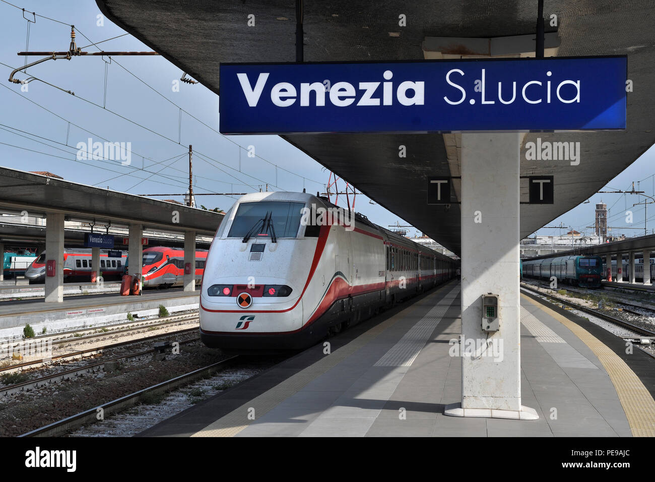 Frecciabianca; Elektrischer Triebzug; 414 107-9; Annäherung der Bahnhof Santa Lucia, Venedig, Italien Stockfoto