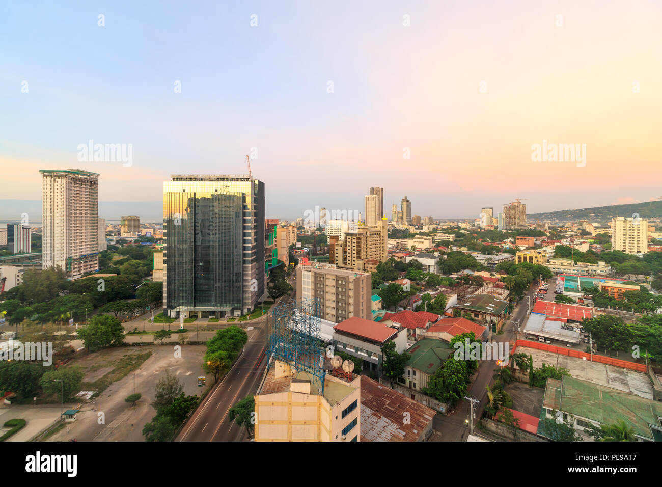 Cebu City, Philippinen - 14. Juni 2018: Blick auf die Gebäude in Cebu City bei Sonnenaufgang Stockfoto