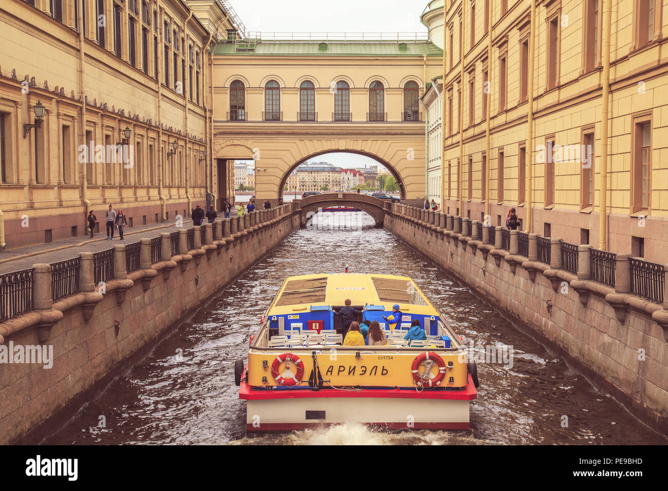 Brücke von Winter Kanal in der Nähe des Gebäude Ermitage Museums. St. Petersburg, Russland - 27. Mai 2017. Stockfoto