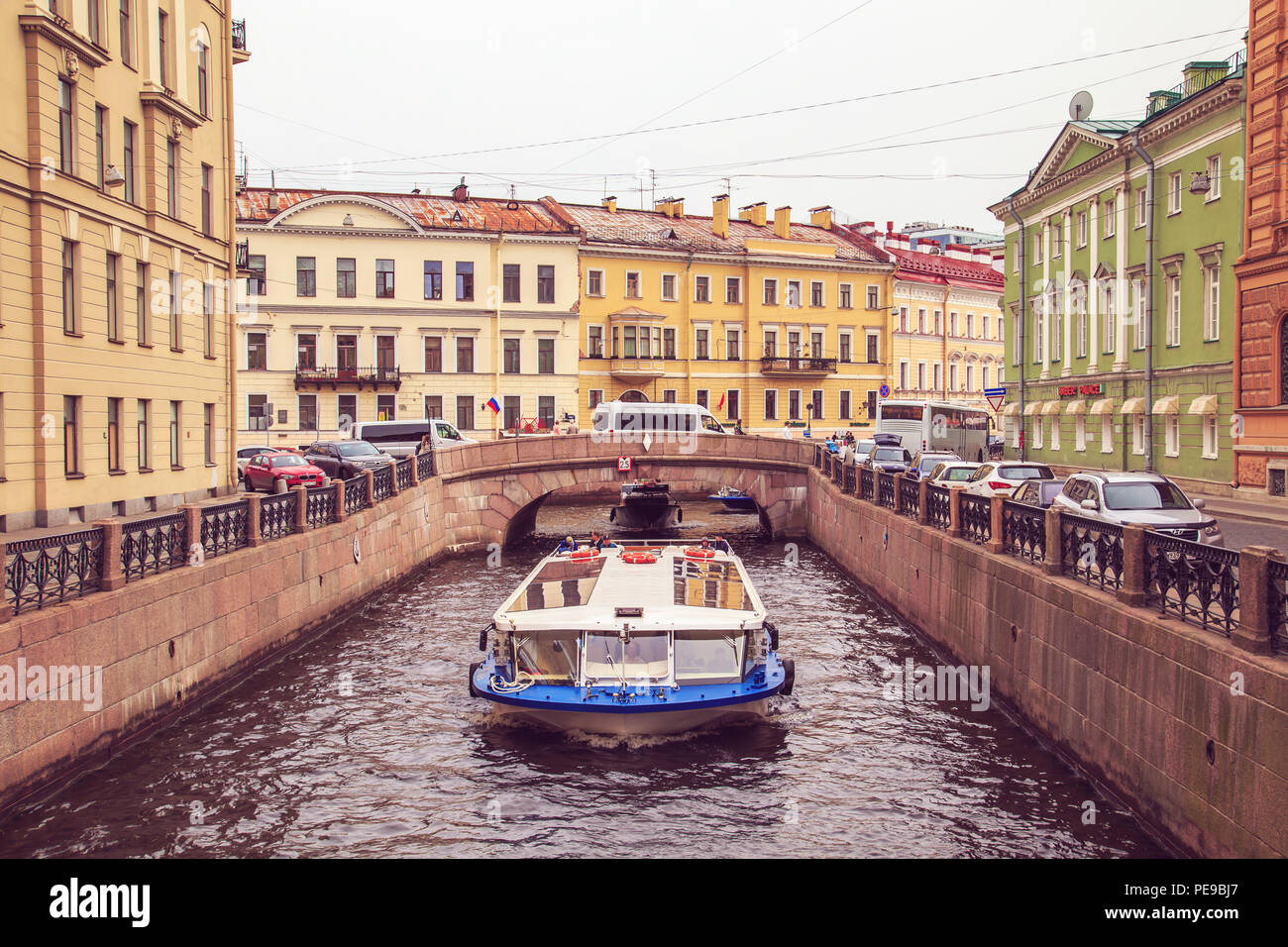 Brücke von Winter Kanal in der Nähe des Gebäude Ermitage Museums. St. Petersburg, Russland - 27. Mai 2017. Stockfoto
