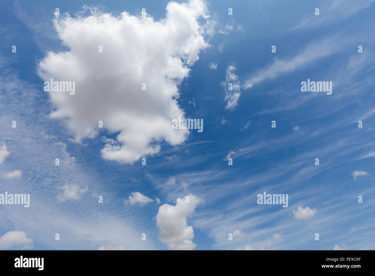 Schöne weiße Wolken und blauer Himmel über England UK. Flauschig und wispy cloudscape Hintergrund Stockfoto