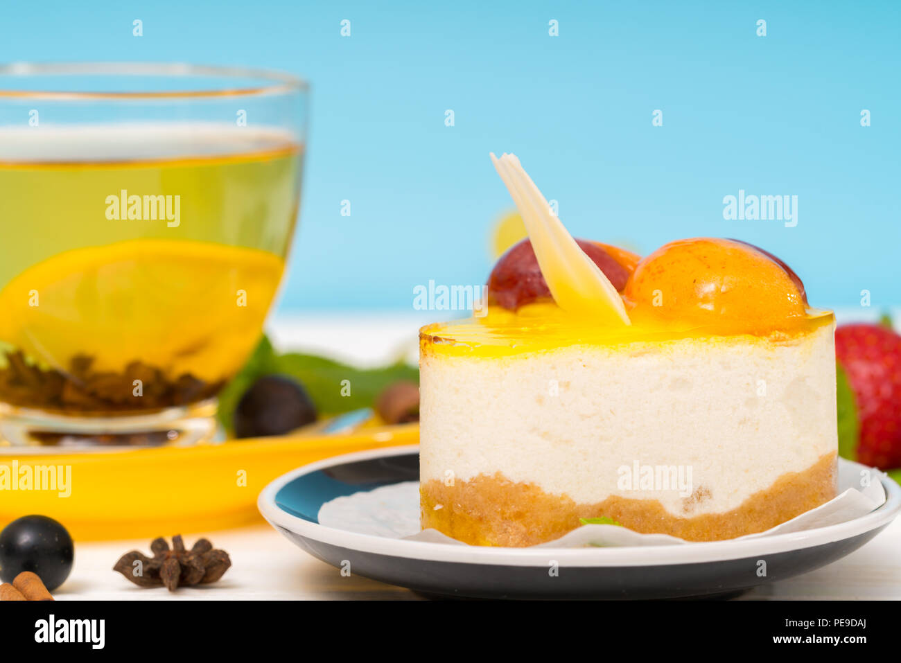 Cremige Mousse Cake, überlagert mit Frucht topping Stockfoto