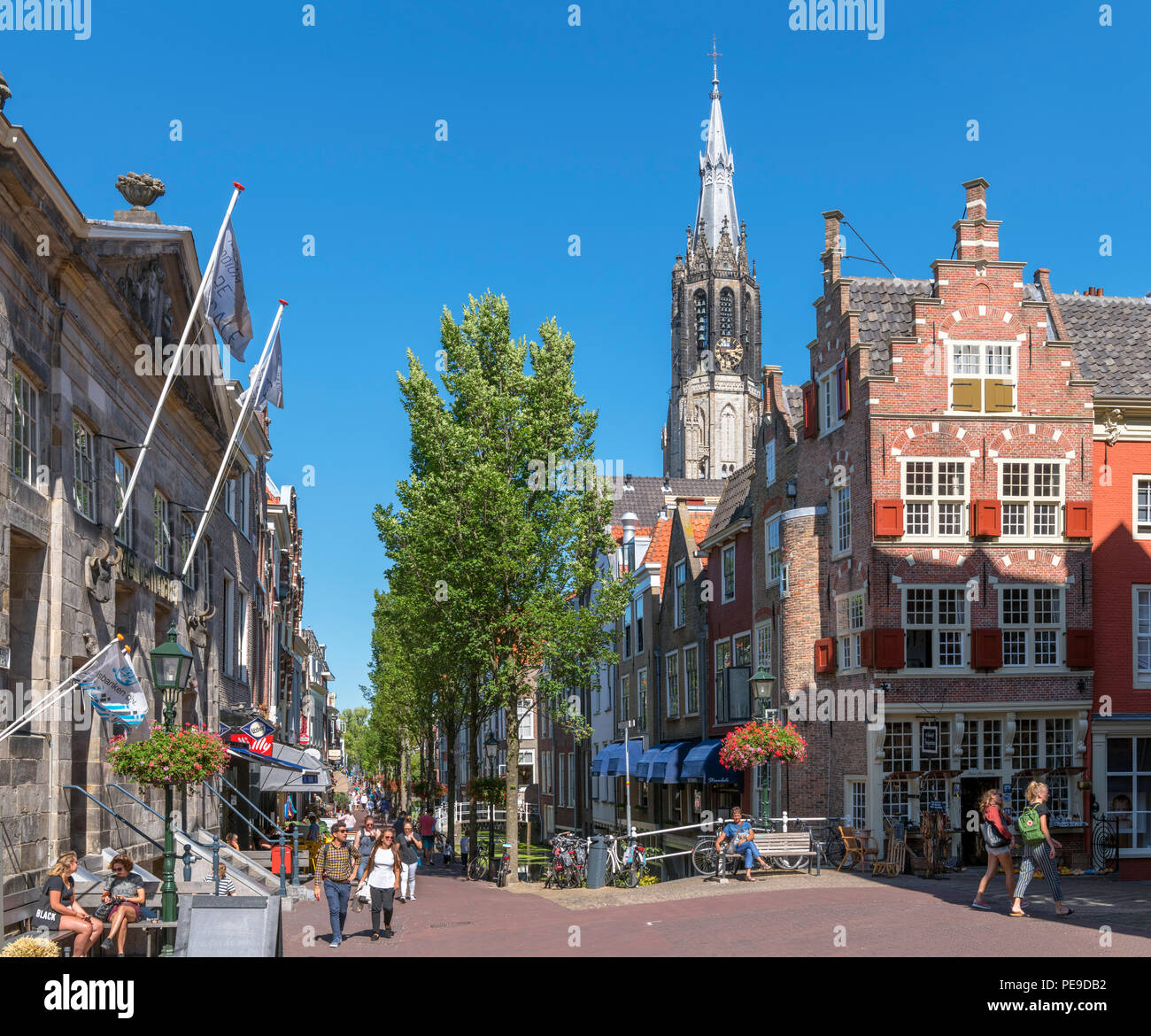 Delft Altstadt mit Blick auf die Spitze des Historischen des 15. Jahrhunderts Nieuwe Kerk (Neue Kirche), Voldersgracht, Delft, Groningen (Holland), Ne Stockfoto
