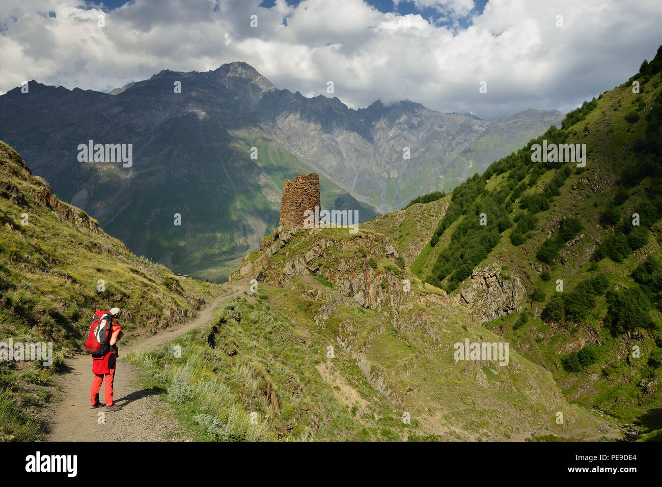 Trekking in den Bergen des großen Kaukasus. Straße für den Kazbek Peak. Stepantsminda, Georgien Stockfoto