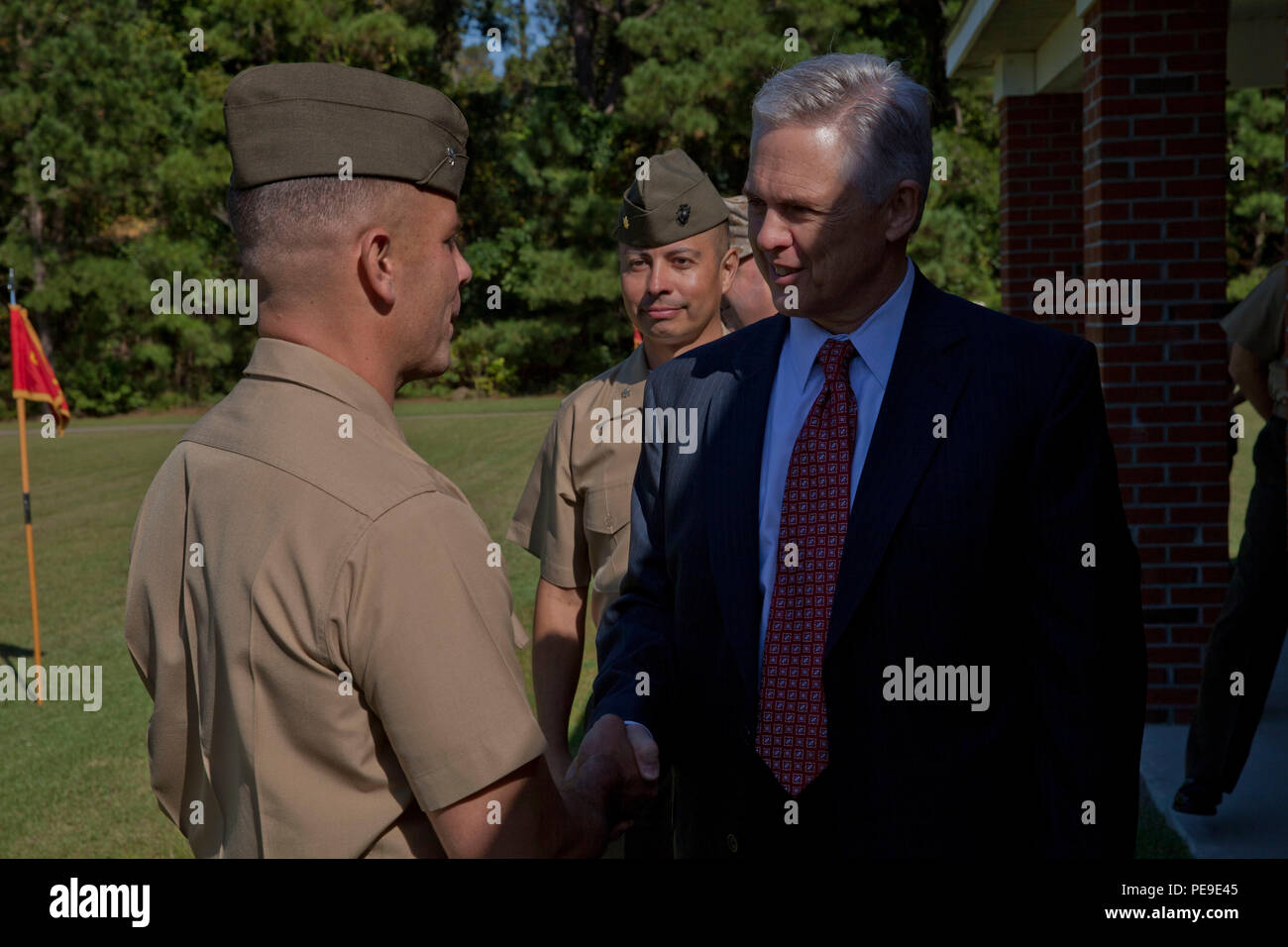Am 16. Oktober 2015 fand in den Marine Corps Combat Service Support Schools in Camp Johnson, North Carolina, eine Zeremonie zum Kommandowechsel statt. Die Leitung der Ground Supply School wechselte von einem Oberstleutnant zum anderen. Die Veranstaltung beinhaltete ein formelles Militärprotokoll, die Teilnahme von Dienstmitgliedern und die Anerkennung von Dienst- und Pflichtaufgaben. Die Zeremonie spiegelt die üblichen Praktiken des US Marine Corps für den Übergang von Führungskräften und die Kontinuität der Einheiten wider und hebt den Betrieb des Hauptquartiers, die logistische Schulung und die administrative Aufsicht hervor. Stockfoto