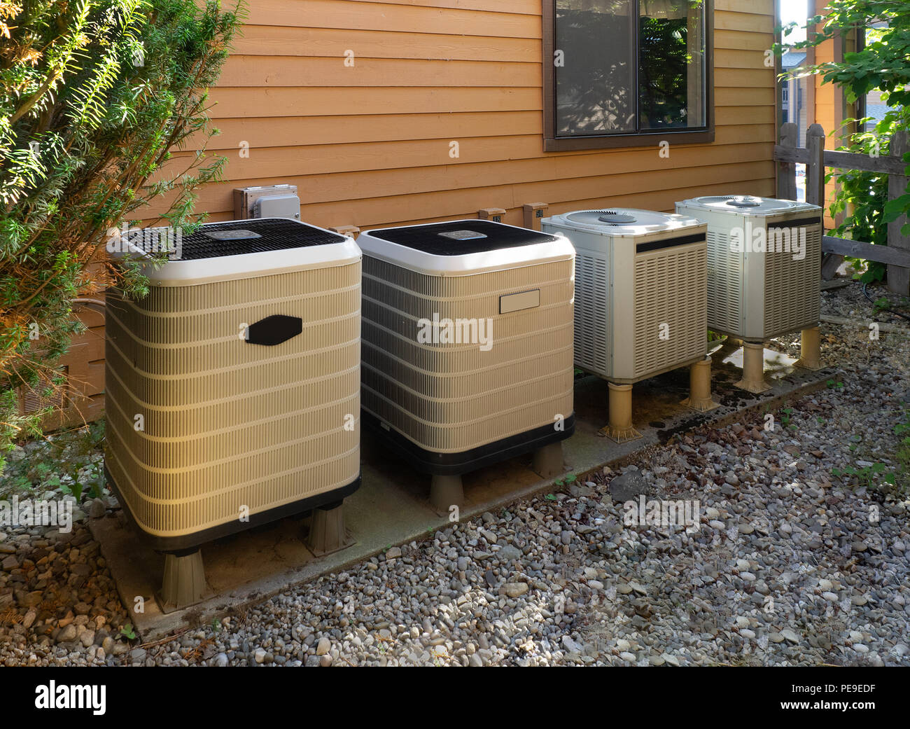 Klimaanlage Einheiten außerhalb einer Wohnung Komplex Stockfoto