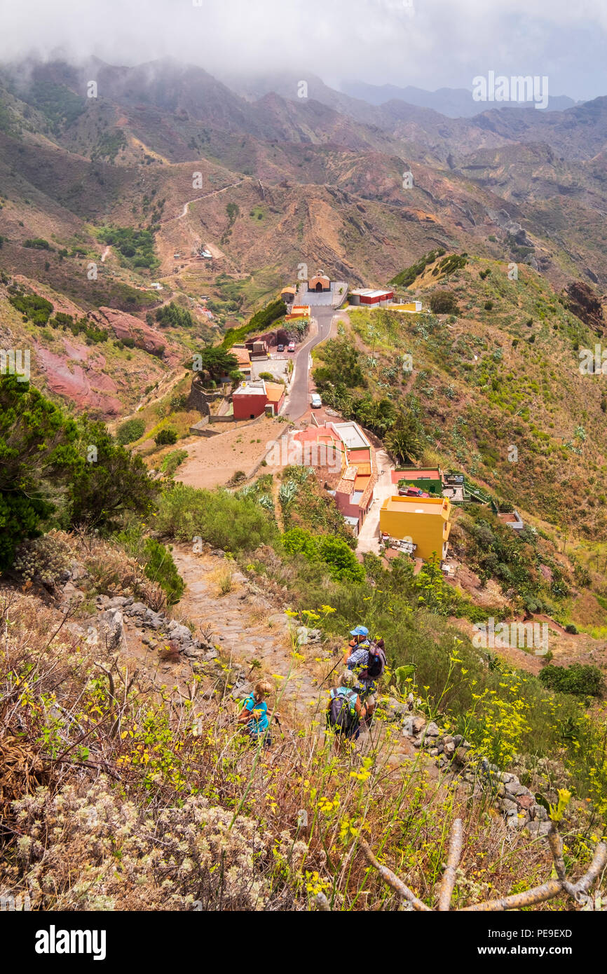 Blick auf das Dorf Catalanes von einem Wanderweg im Anaga, Teneriffa, Kanarische Inseln, Spanien Stockfoto