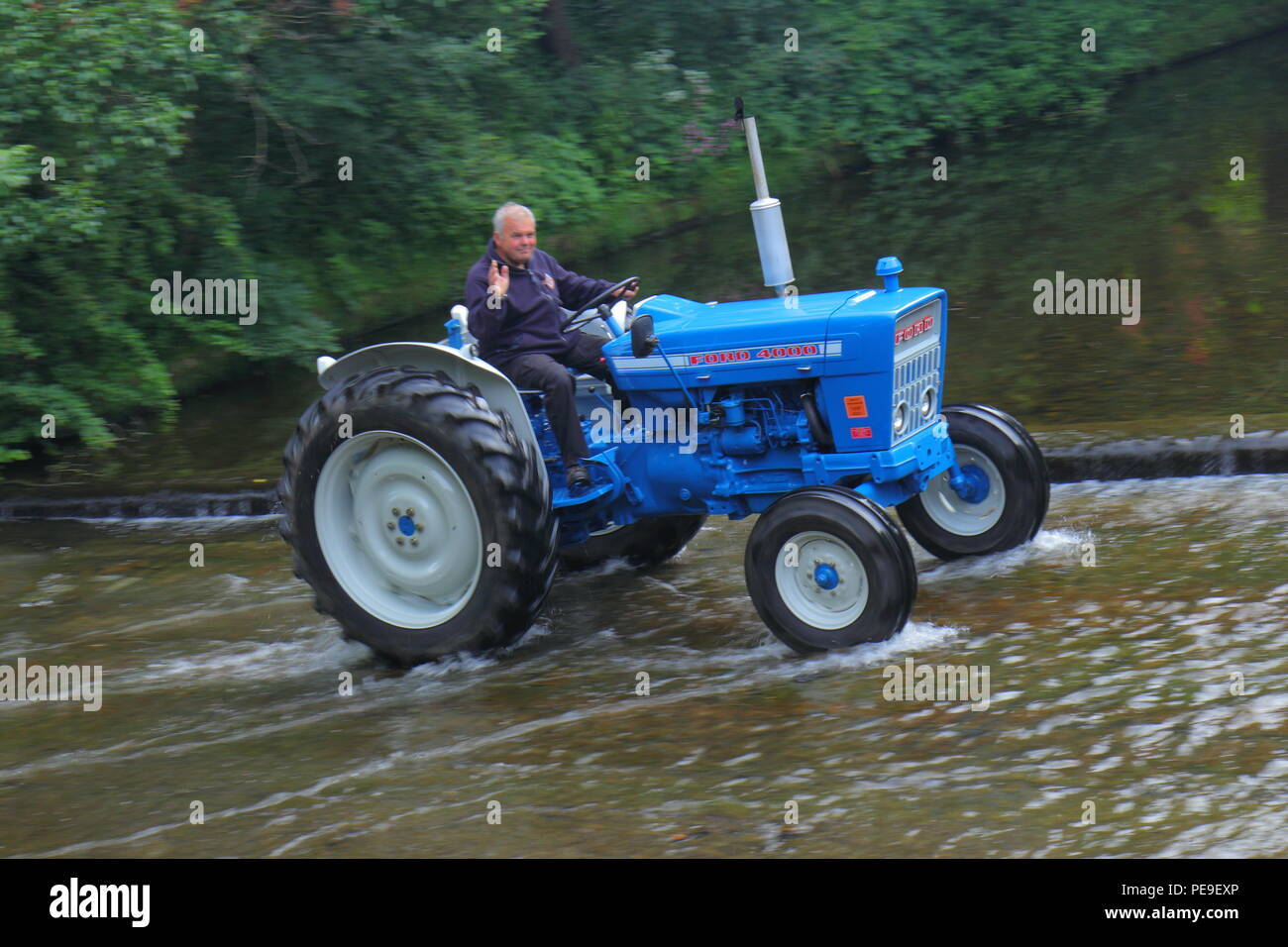 Lassen Sie den Traktor laufen sieht, Traktoren und andere Fahrzeuge im Konvoi den Fluss überqueren, als Sie in Ripon Stadtzentrum entfernt von Newby Hall North Yorks Kopf. Stockfoto