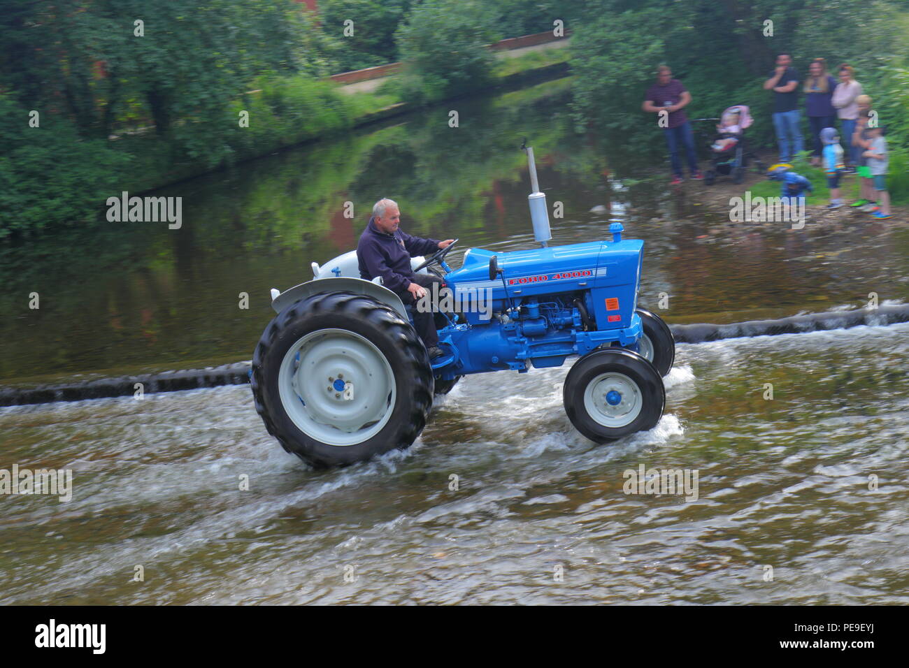 Lassen Sie den Traktor laufen sieht, Traktoren und andere Fahrzeuge im Konvoi den Fluss überqueren, als Sie in Ripon Stadtzentrum entfernt von Newby Hall North Yorks Kopf. Stockfoto