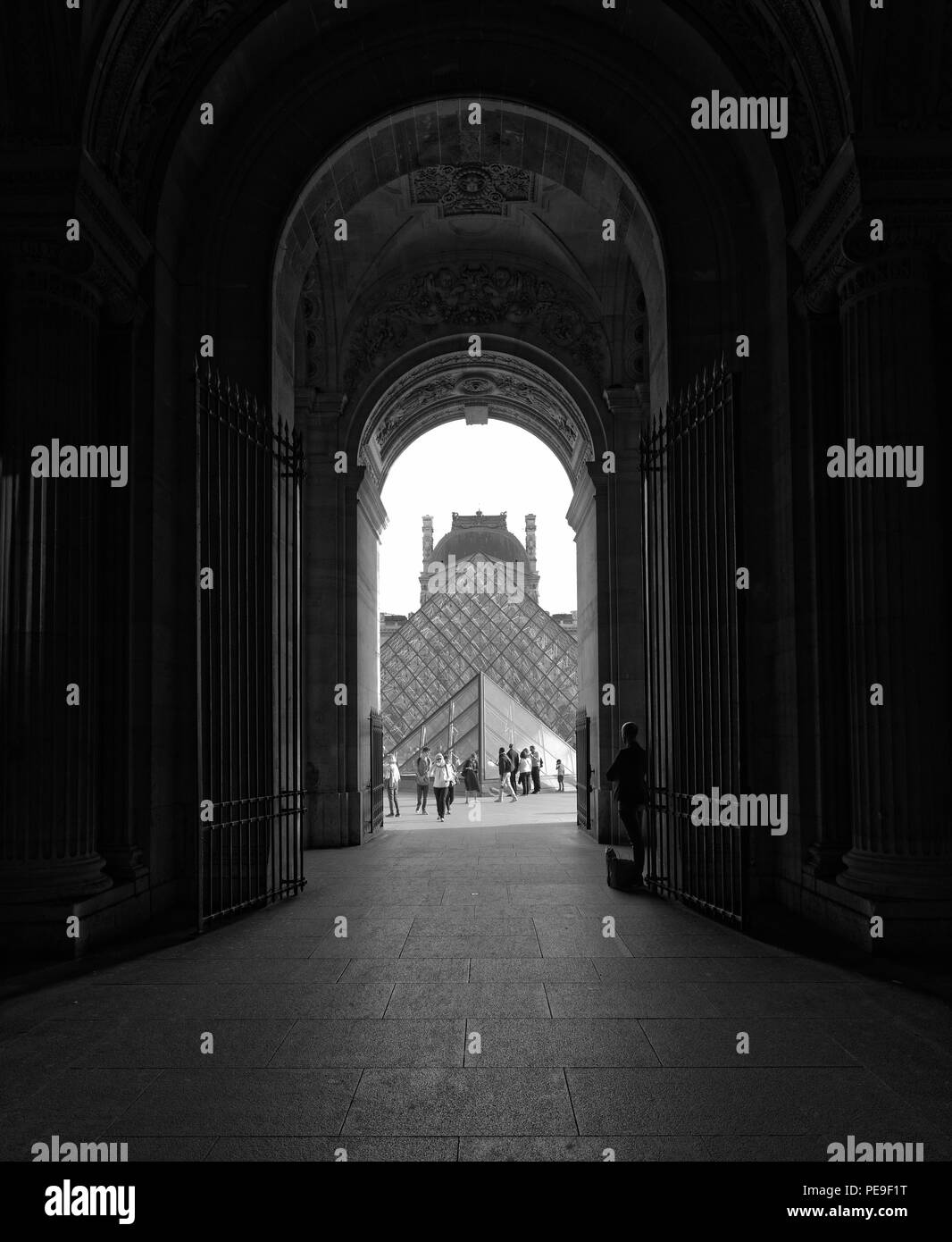 Blick auf die Pyramide am Eingang des Louvre Museum in Schwarz und Weiß Louvre Museum ist eines der größten und am meisten besuchten Museen weltweit. Stockfoto