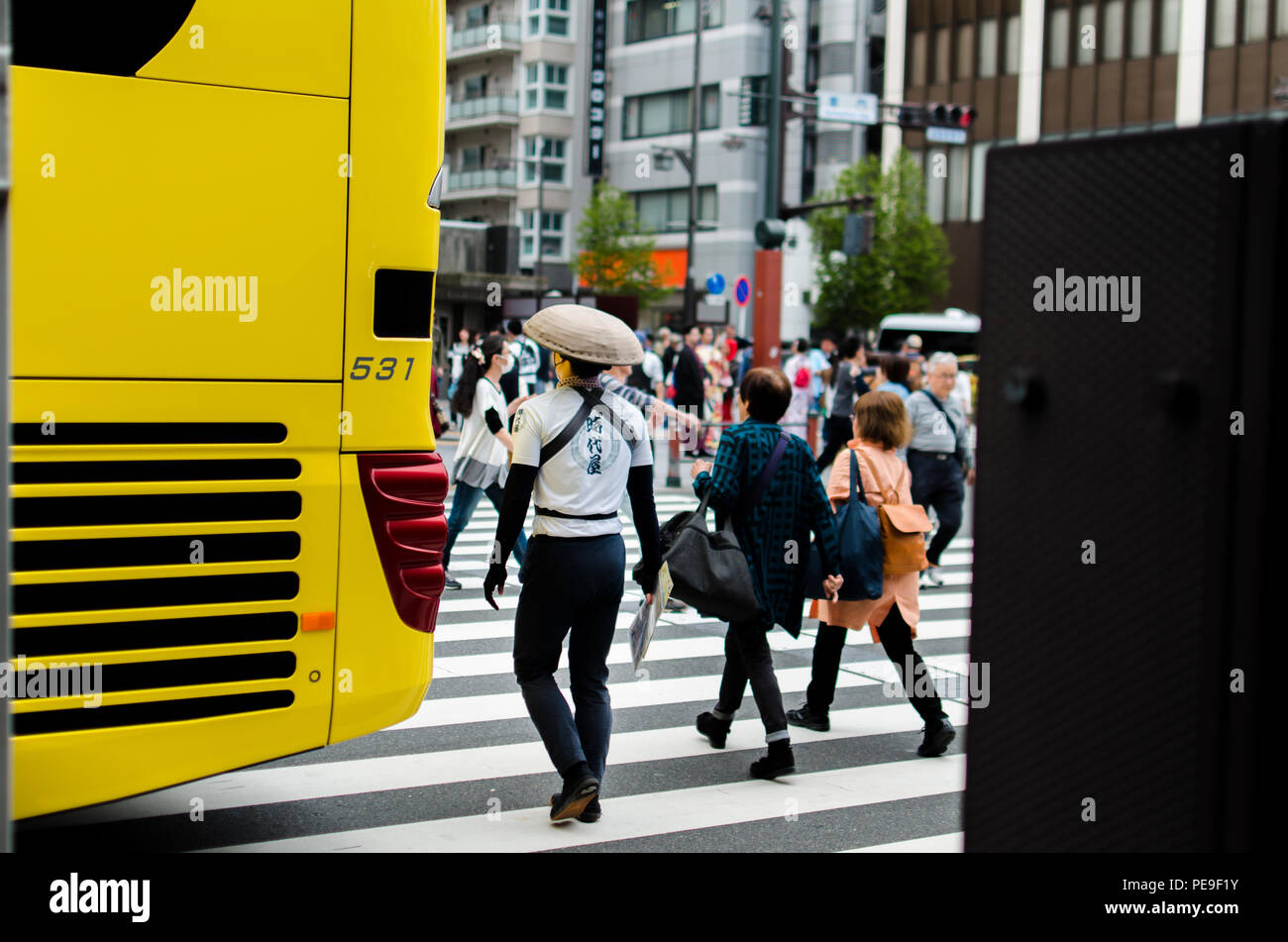 Die Menschen nehmen an der Asakusa Rickshaw Tour auf der Hauptstraße im Asakusa-Gebiet in Tokio, Japan, Teil Stockfoto