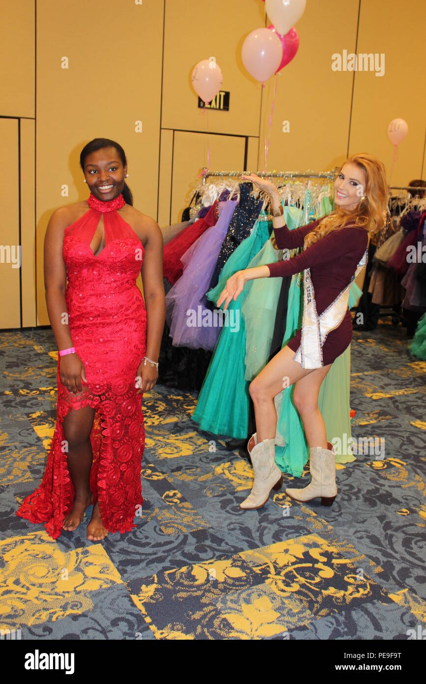 Fräulein Tennessee USA 2015, Kristy Landers Niendenfuer hilft militärischen jugendlich Tochter, Ania Weiß, das perfekte Kleid für eine bevorstehende formelle wählen, während der USO-Betrieb, der mein Kleid Programm an der Fort Bragg Konferenz und Catering Mitte am 07.11.15. Stockfoto