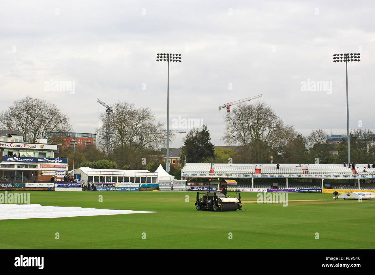 Die Bezüge sind auf dem outfield als Regen verzögert den Start von Essex Gloucestershire CCC, CCC vs Specsavers County Championship Division 2 Kricket auf die Stockfoto