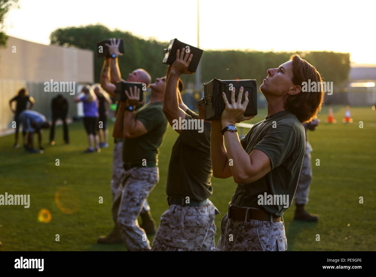 Us-Marines mit 5. Marine Expeditionary Brigade (5. MEB) in der Bekämpfung der Fitness Test (CFT) an Bord Naval Support Activity Bahrain, Nov. 19, 2015 teilnehmen. Die CFT ist ein 300-Test mit einem Schwerpunkt auf funktionale Eignung zu betrieblichen Anforderungen. Es besteht aus drei Veranstaltungen: die Bewegung zu kontaktieren, Munition heben und die Manöver unter Feuer. (U.S. Marine Corps Foto von Cpl. Lauren Falk, 5. MEB COMCAM/Freigegeben) Stockfoto