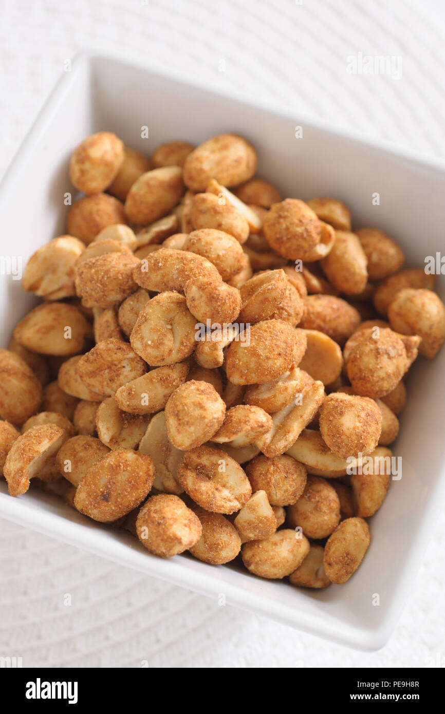 Trocken oder im Ofen geröstete Erdnüsse leicht gewürzt gegessen als proteinreiche Snacks Stockfoto