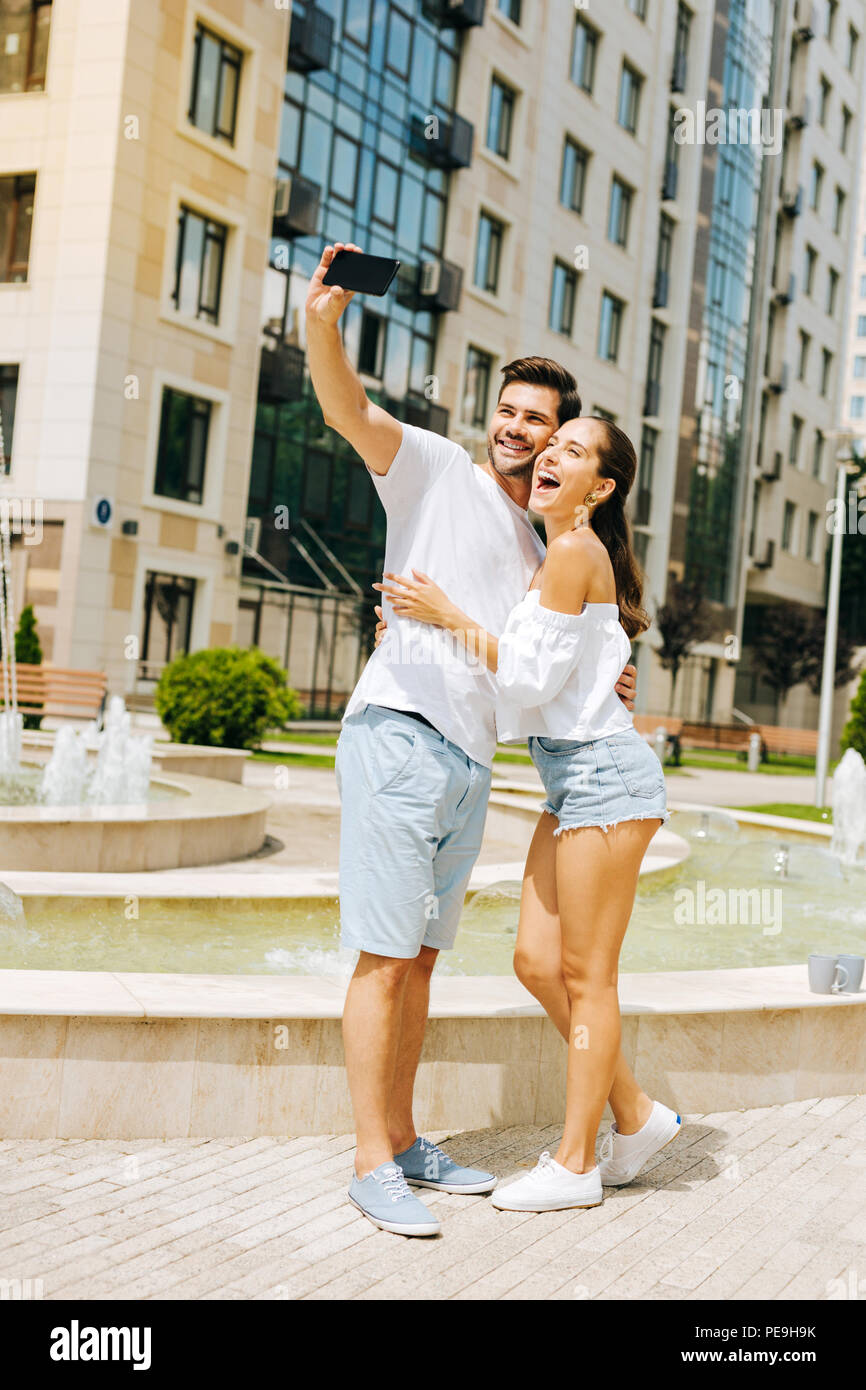 Freuen positive Paar begeistert sein Stockfoto