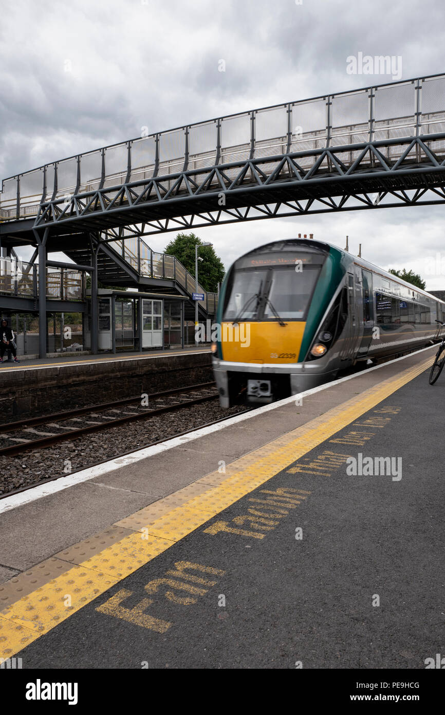 Moderne Zug am Sallins Bahnhof in der Grafschaft Kildare, Irland Stockfoto