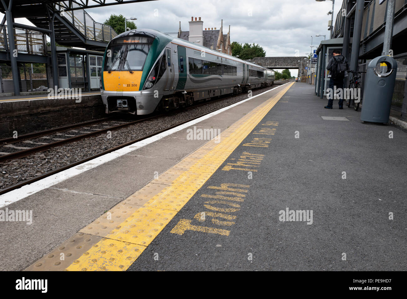 Moderne Zug am Sallins Bahnhof in der Grafschaft Kildare, Irland Stockfoto