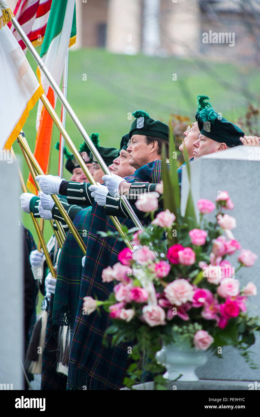 Der Shannon Rovers Irish Pipe Band führt bei der Beerdigung von Schauspielerin Maureen O'Hara 9. November auf dem Arlington National Cemetery in Arlington, Virginia O'Hara gelegt wurde neben Ihrem Mann zur Ruhe, US Air Force Brig. Gen. Charles F. Blair. Der Film und die Legende verstorben Okt. 24 in Boise, Idaho. (Joint Base Myer-Henderson Halle PAO Foto von Nell König) Stockfoto