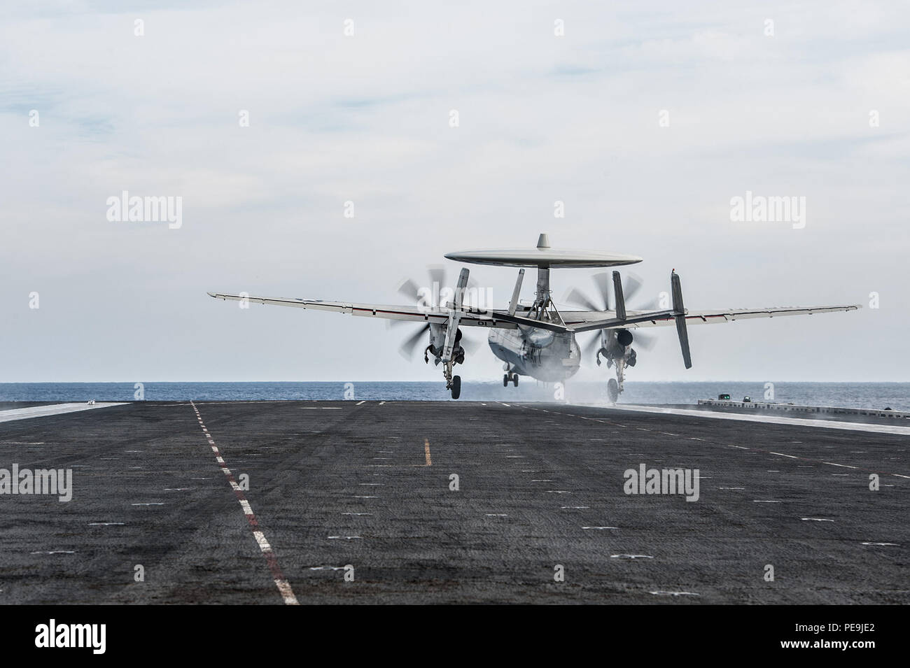 151122-N-OI 810-694 GEWÄSSER SÜDLICH VON JAPAN (Nov. 22, 2015) Eine E-2C Hawkeye aus der "Liberty Bell" der Fluggesellschaft Airborne Early Warning Squadron (VAW) 115 vom Kapitän Christopher Schraube vorgesteuert, kommandierender Offizier der US-Marine ist nur Vorwärts - bereitgestellt Flugzeugträger USS Ronald Reagan (CVN 76), startet von der Flight Deck der US Navy ist nur Vorwärts - bereitgestellt Flugzeugträger USS Ronald Reagan. Der Flug mit der Schraube zuletzt als Kommandierender Offizier des Schiffes. Ronald Reagan und seine eingeschifft Air Wing, Carrier Air Wing (Cvw) 5, eine Bekämpfung bereit, Kraft, schützt und verteidigt die kollektive m Stockfoto