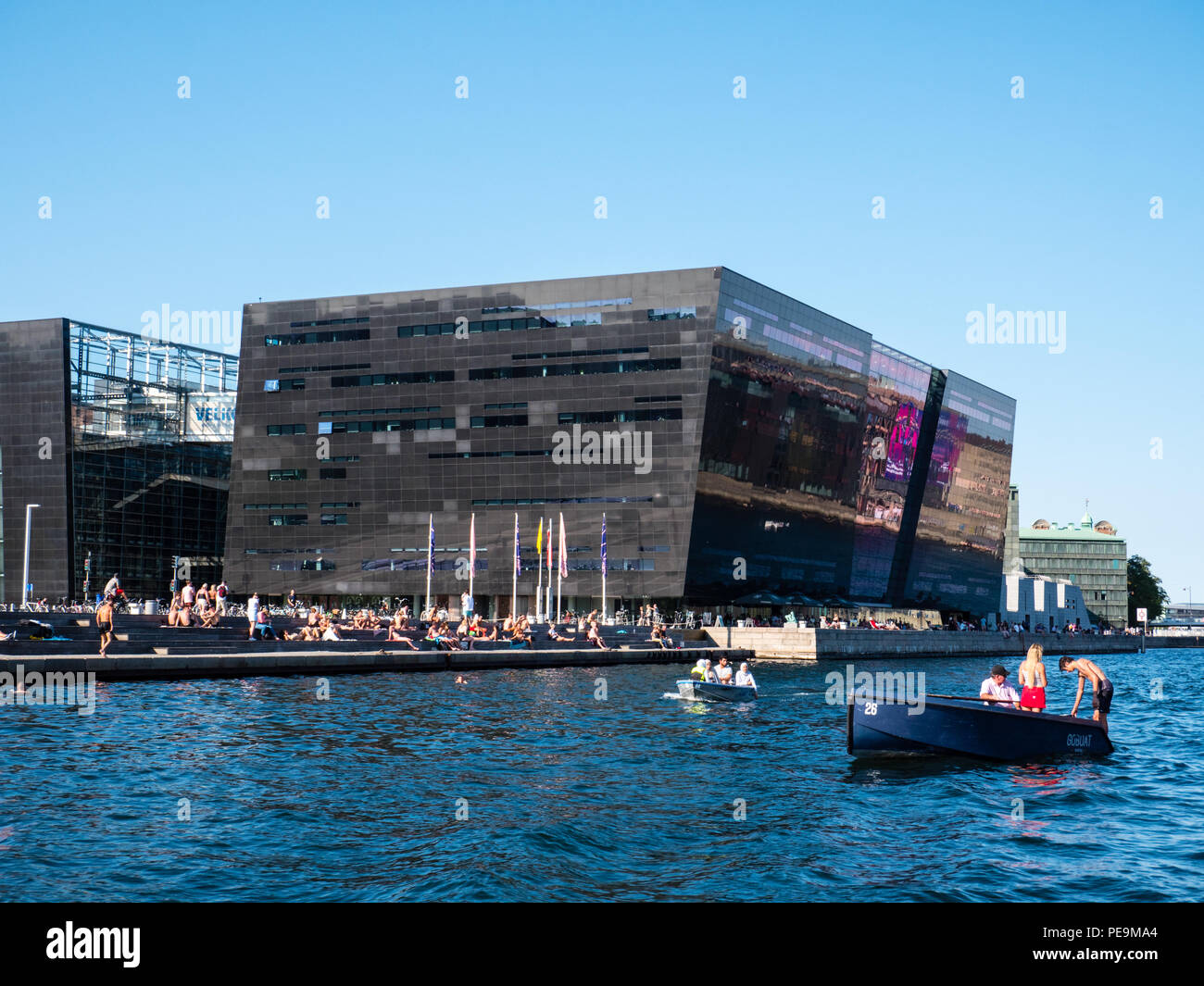 Der Schwarze Diamant-Königlichen Bibliothek, Hitzewelle mit Menschen in Booten, Kopenhagen, Seeland, Dänemark, Europa. Stockfoto