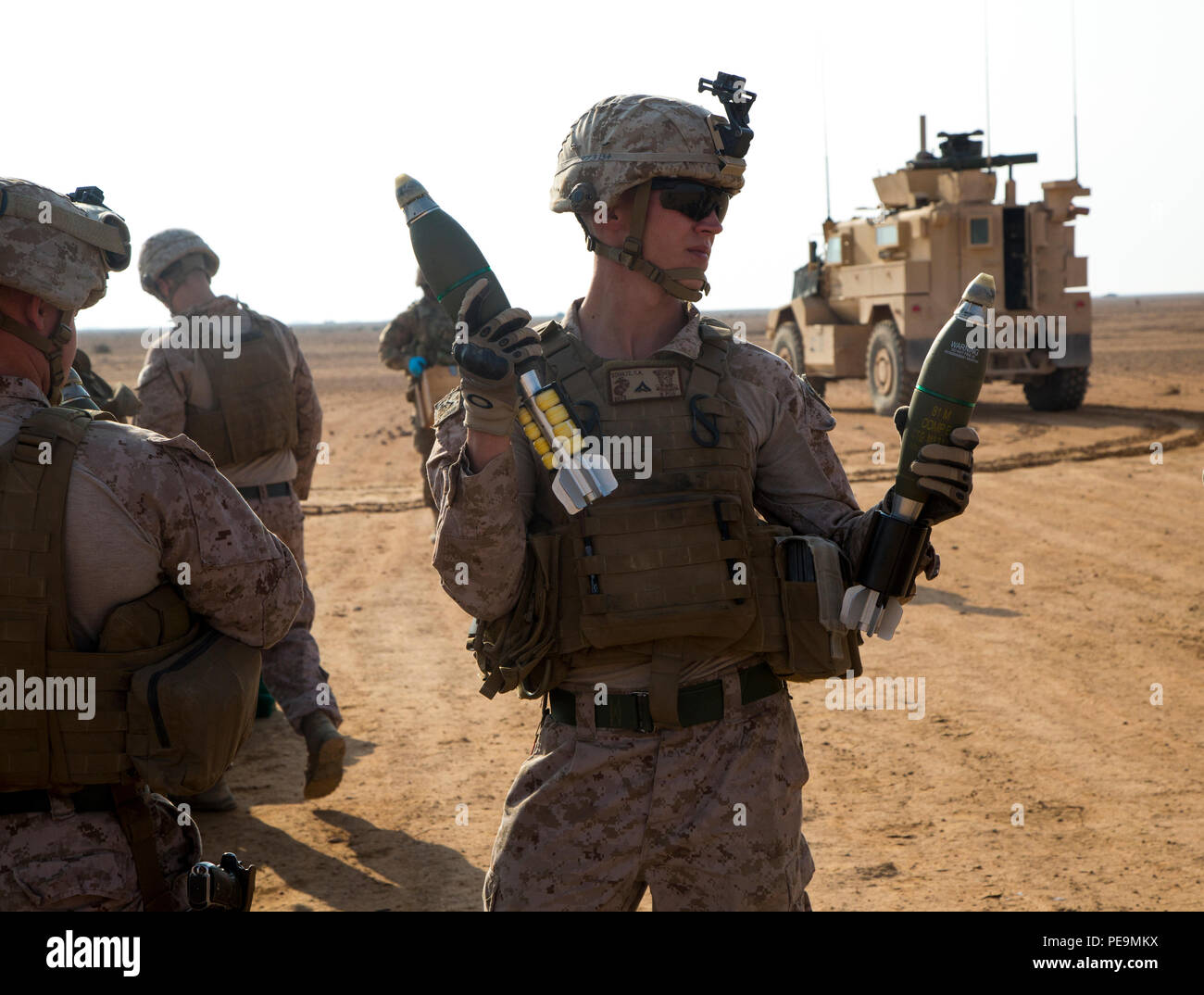 Us Marine Lance Cpl. Casey A. Schultz, ein mortarman um Waffen zu Unternehmen, 1 Battalion, 7th Marine Regiment zugeordnet, hält zwei 81 mm hoch explosiven (ER) Mörtel auf einem Abbruch bei Al Asad Air Base, Irak, 9. November 2015. Schultz hilft der Mörtel für eine kontrollierte Sprengung diese er Mörsern, unbrauchbare durch eine Munition Techniker gemeint wurden zu befreien. 1/7 ist der Bodenkampf Element des Special Purpose Marine Air Ground Task Force - Krisenmanagement - Central Command, zur Unterstützung der Combined Joint Task Force - inhärenten Lösen. (U. Us Marine Corps Foto: Staff Sgt. Nath Stockfoto