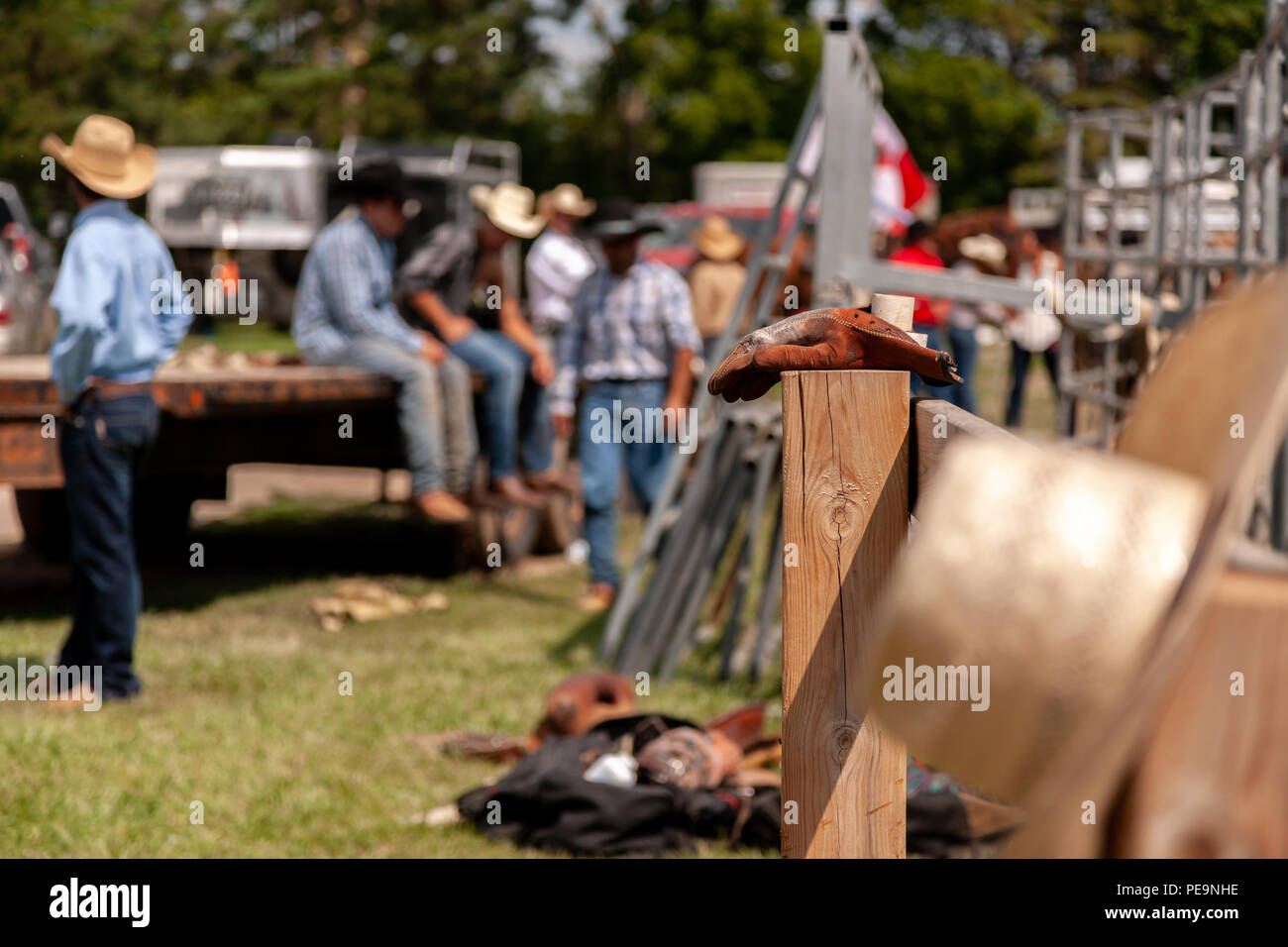 Cowboy Hüte und Handschuhe rest ontop Zaun Beiträge an die 2018 Ram Rodeo Tour in Exeter, Ontario, Kanada. Stockfoto