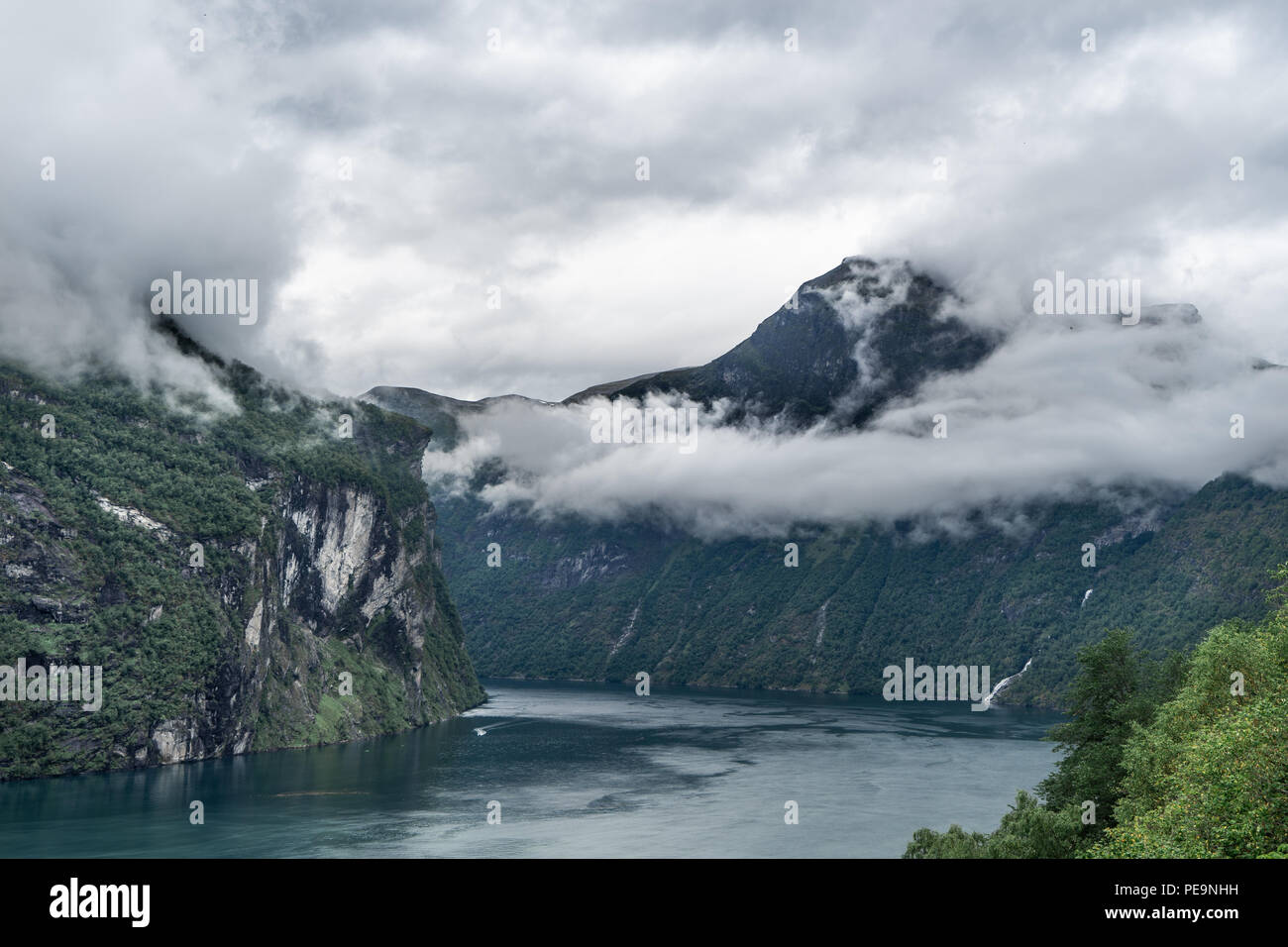 Fjord und Moody Wetter Stockfoto