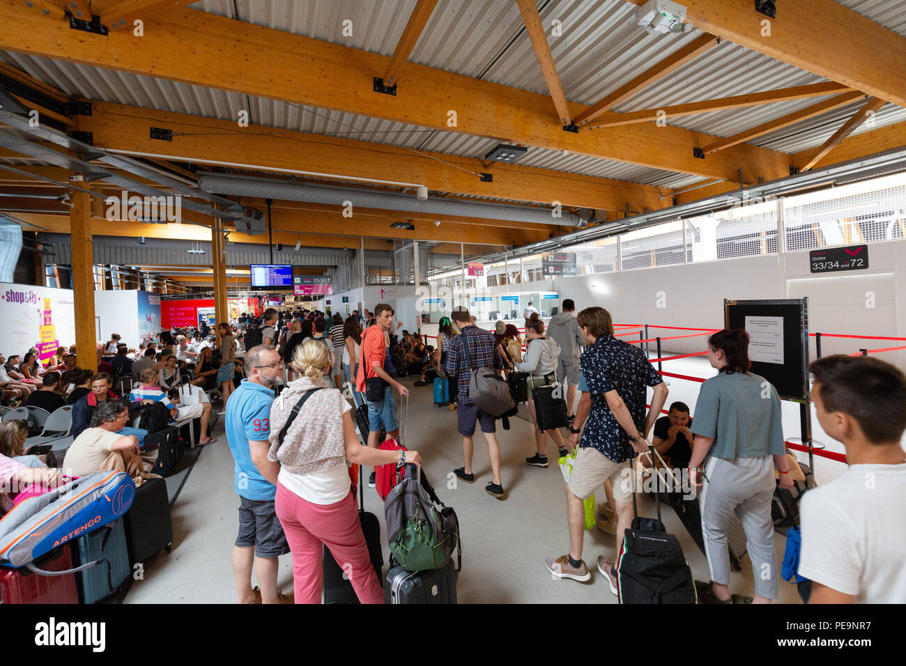 Passagiere innerhalb der Billi Terminal, Flughafen Bordeaux, Bordeaux Frankreich Europa Stockfoto