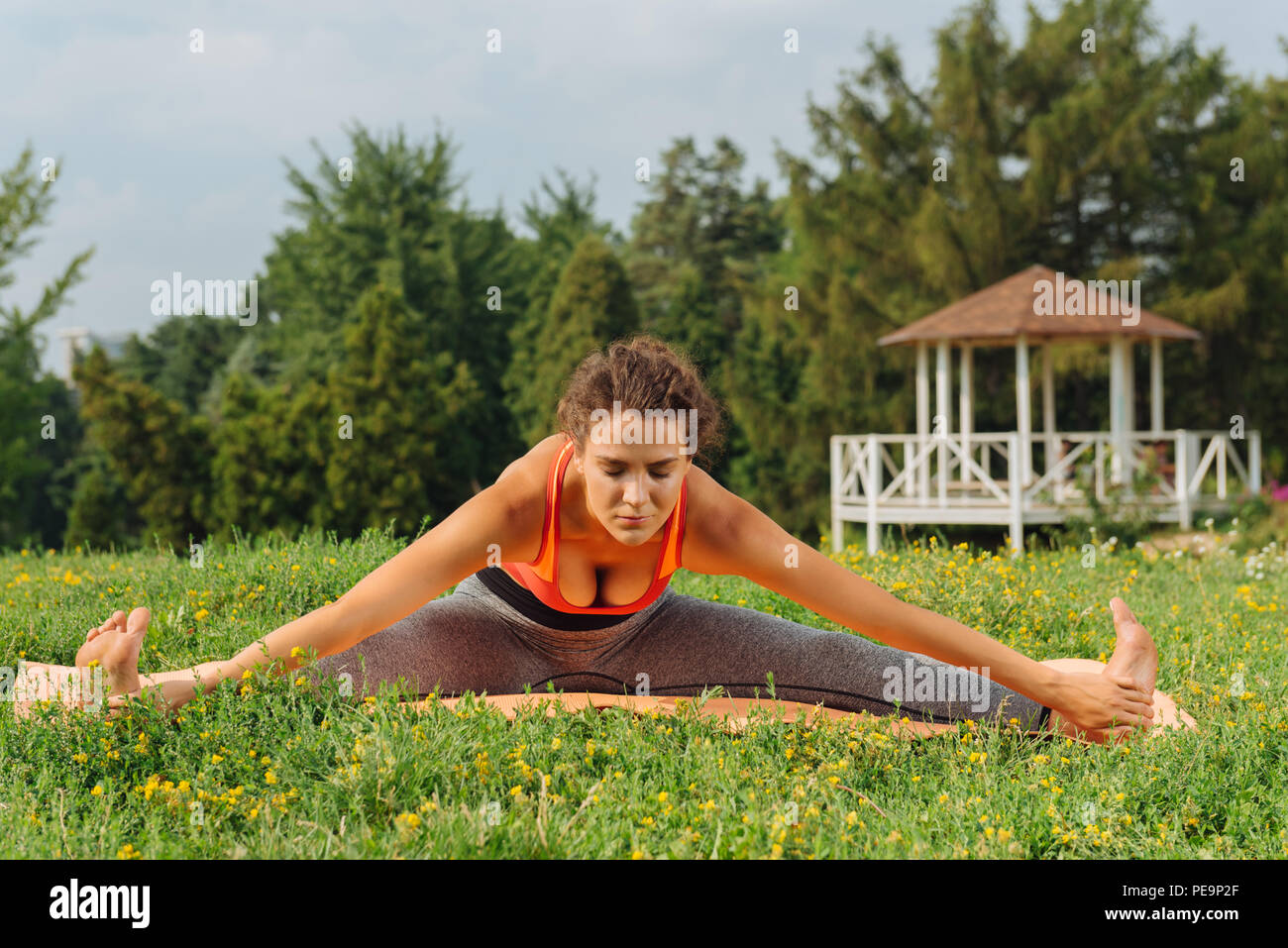 Gesunde schlanke Frau genießen Sie den Moment der Ruhe während Yoga Stockfoto