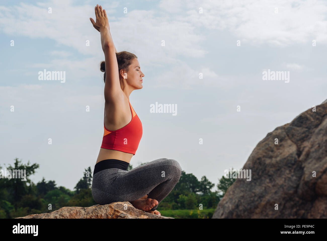 Yoga Frau sitzt Ihre Beine kreuzen für die Meditation Stockfoto