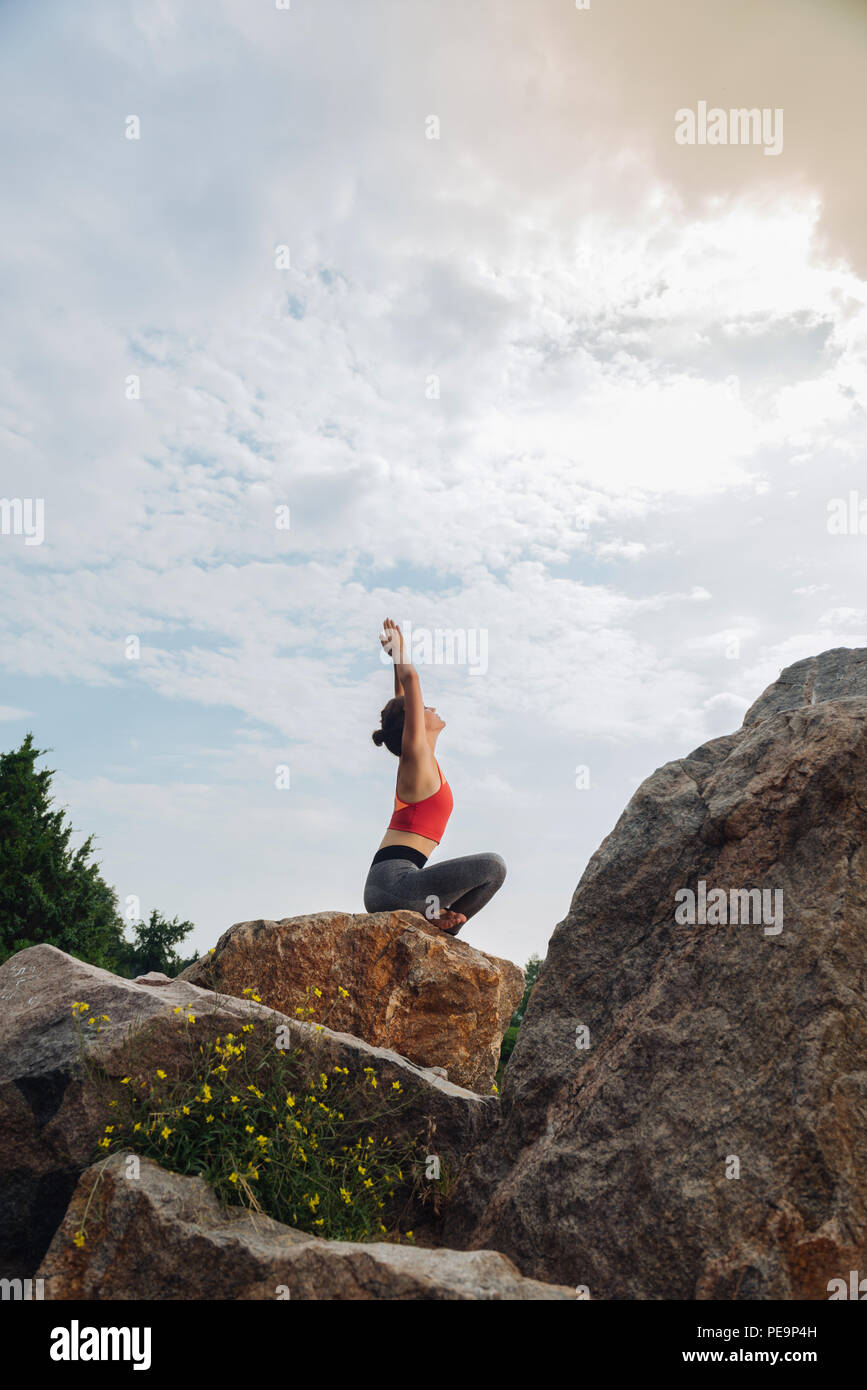 Flexible schlanke Frau, heben ihre Hände beim Yoga Stockfoto