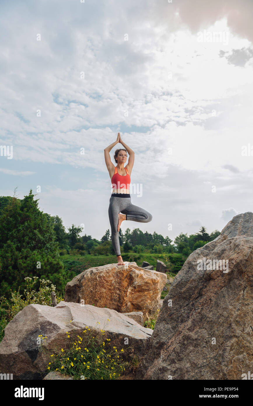 Schlank und fit Frau Gefühl friedlichen während Yoga pose Stockfoto