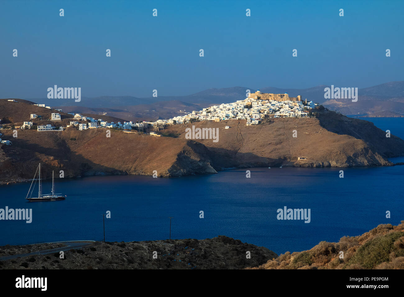 Landschaft Blick auf den Golf im Dorf Chora in Astypalea Insel, Griechenland Stockfoto