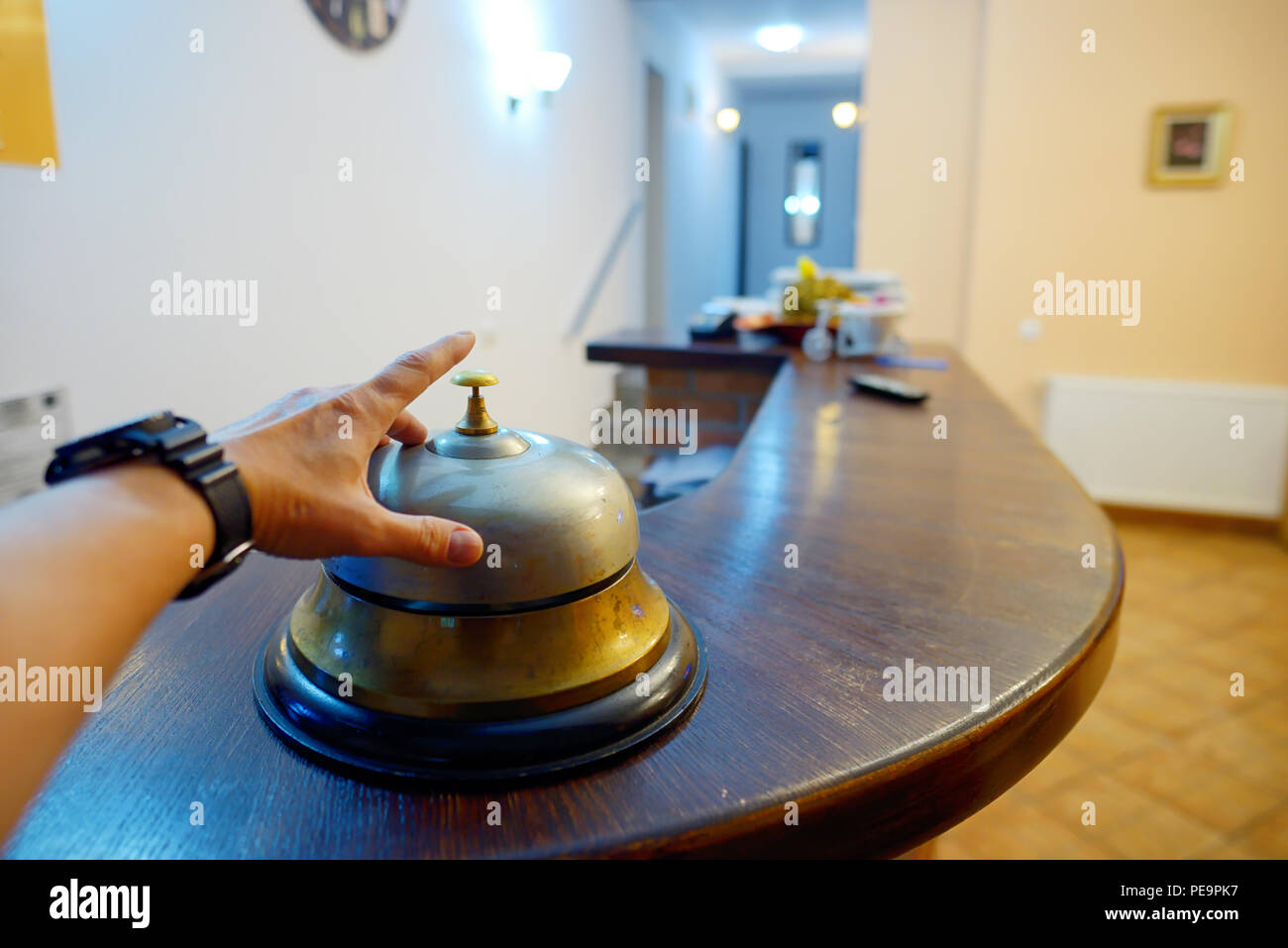 Hand Klingeln in Service Bell Hotel Stockfoto