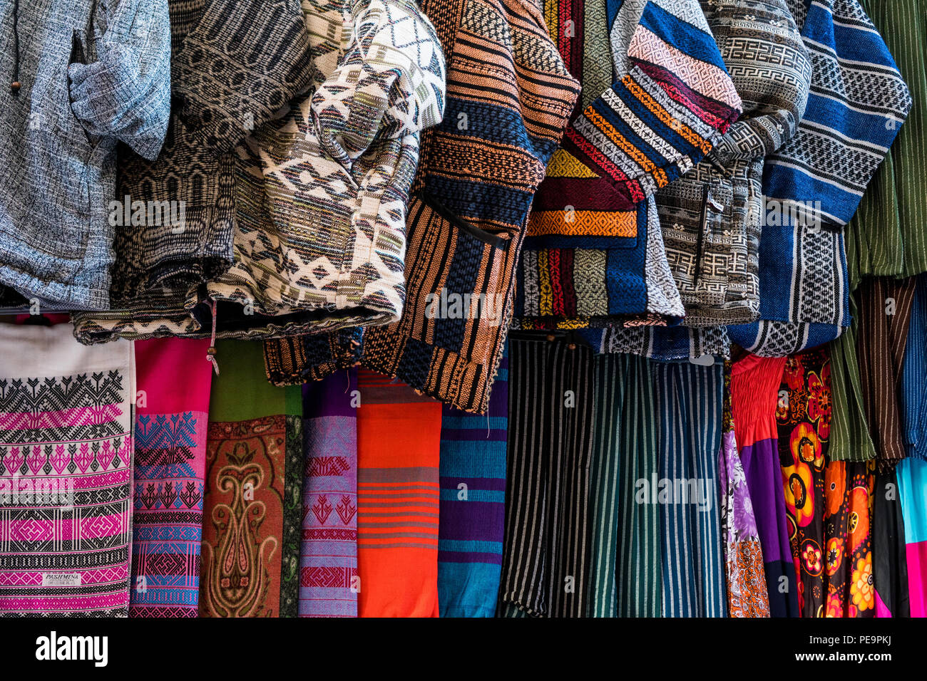 Bunte marokkanische Tücher zum Verkauf auf dem freien Markt Stockfoto
