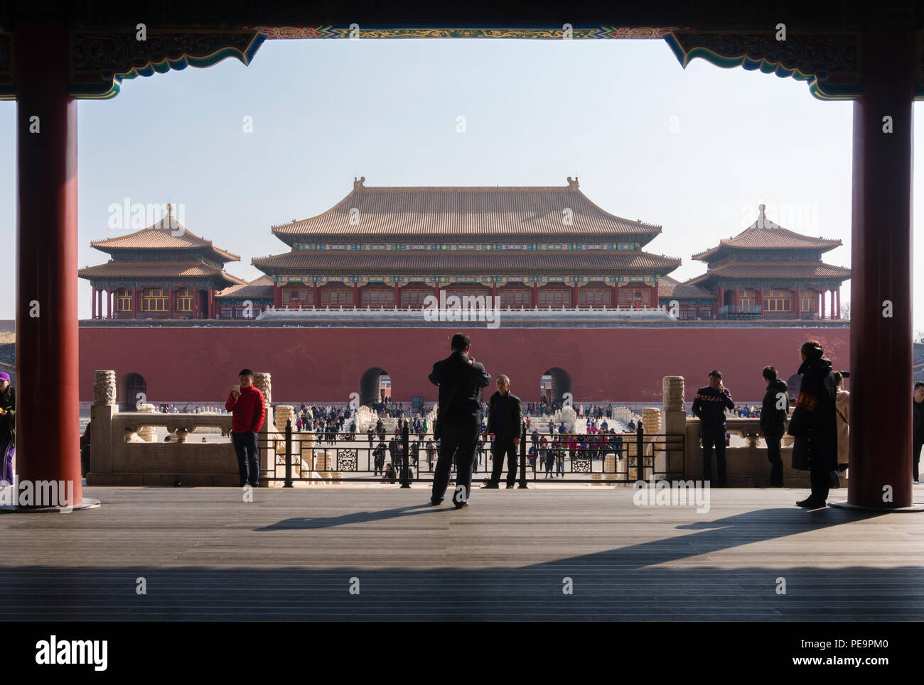 Menschen, die in der Verbotenen Stadt in Peking Stockfoto