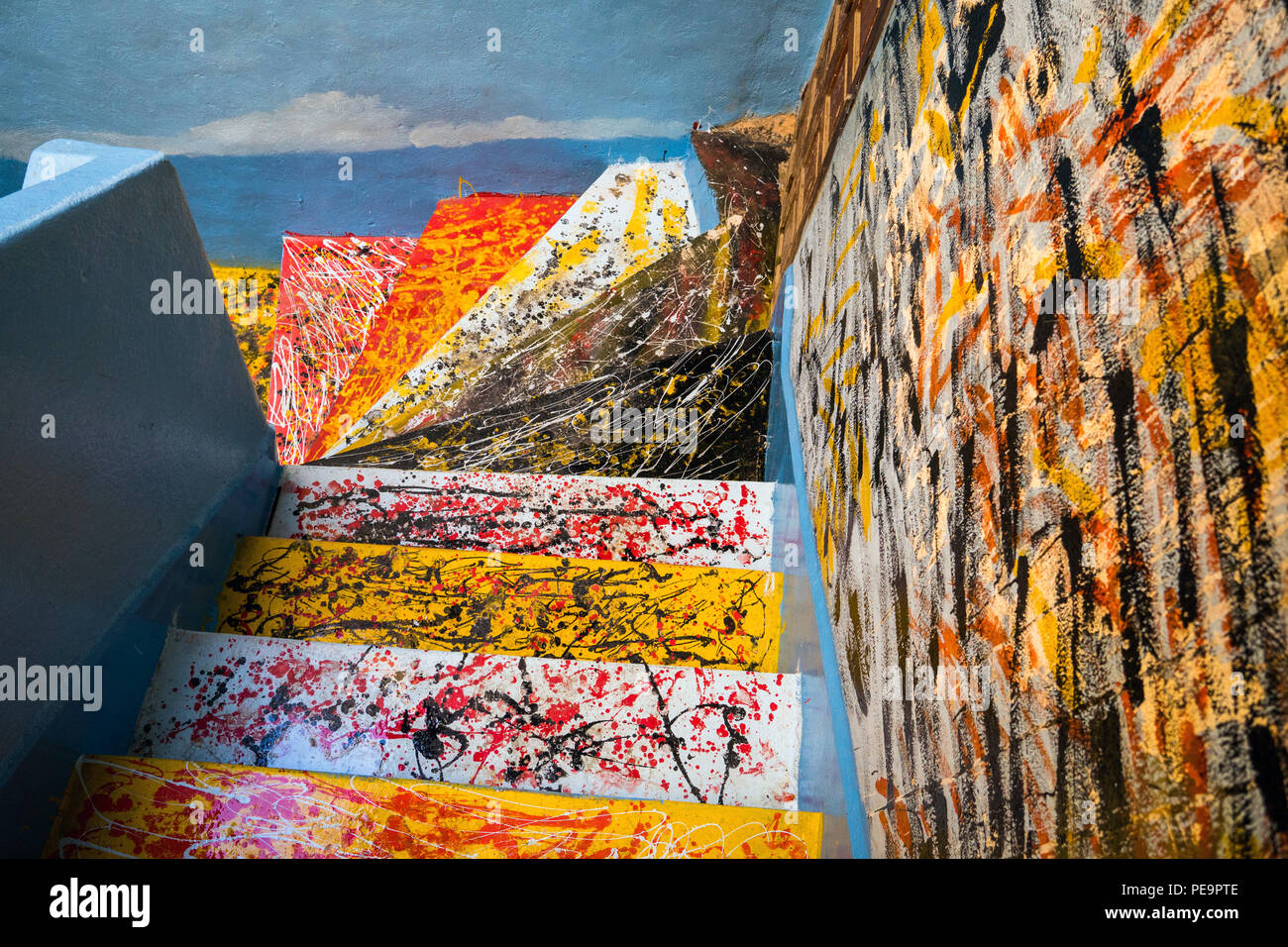 Bunte Treppe mit gemalten Farben Stockfoto