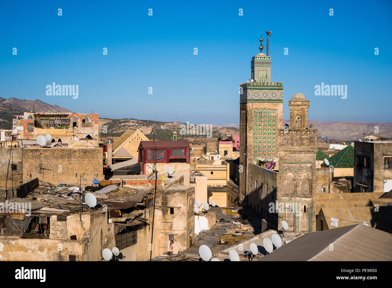 Dachterrasse mit Blick auf die alte Medina von Fez und Bou Inania madrasa in Marokko Stockfoto