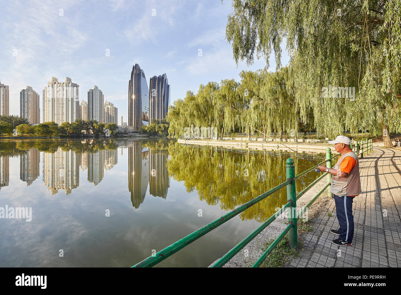 Chaoyang Park Plaza, gesehen vom See von Chaoyang Park. Chaoyang Park Plaza, Peking, China. Architekt: MAD Architekten, 2017. Stockfoto