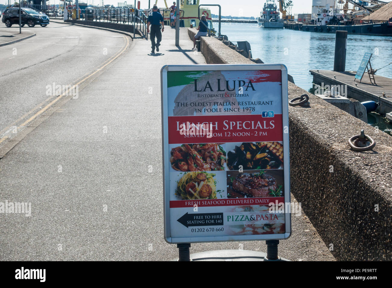 Eine außerhalb der auf Poole Quay Werbung La Lupa italienisches Restaurant, Poole, Dorset, Großbritannien Stockfoto