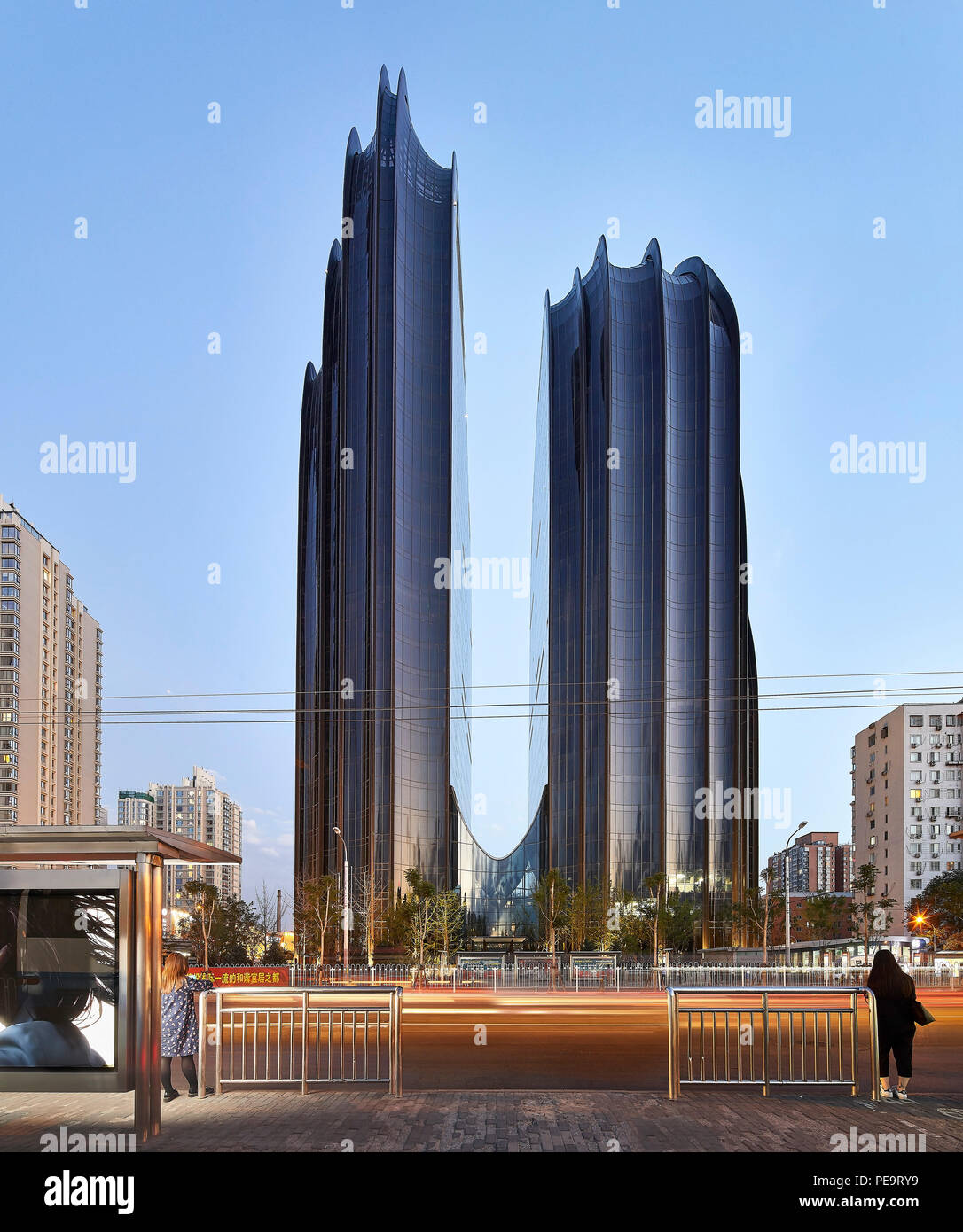 Die Außenfassade. Chaoyang Park Plaza, Peking, China. Architekt: MAD Architekten, 2017. Stockfoto