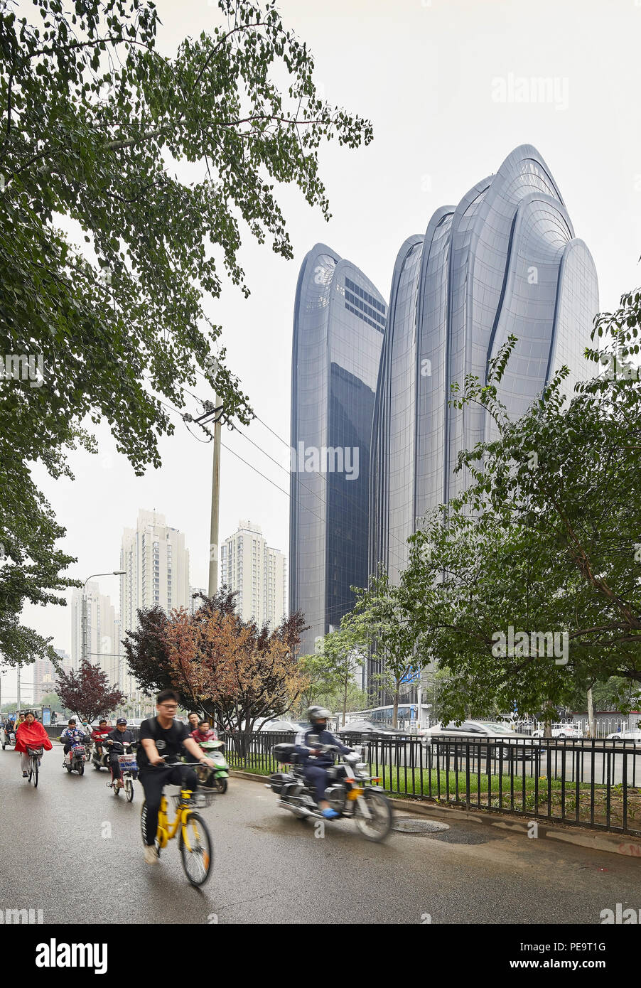 Blick auf die Straße von Peking mit Blick auf Chaoyang Park Plaza. Chaoyang Park Plaza, Peking, China. Architekt: MAD Architekten, 2017. Stockfoto
