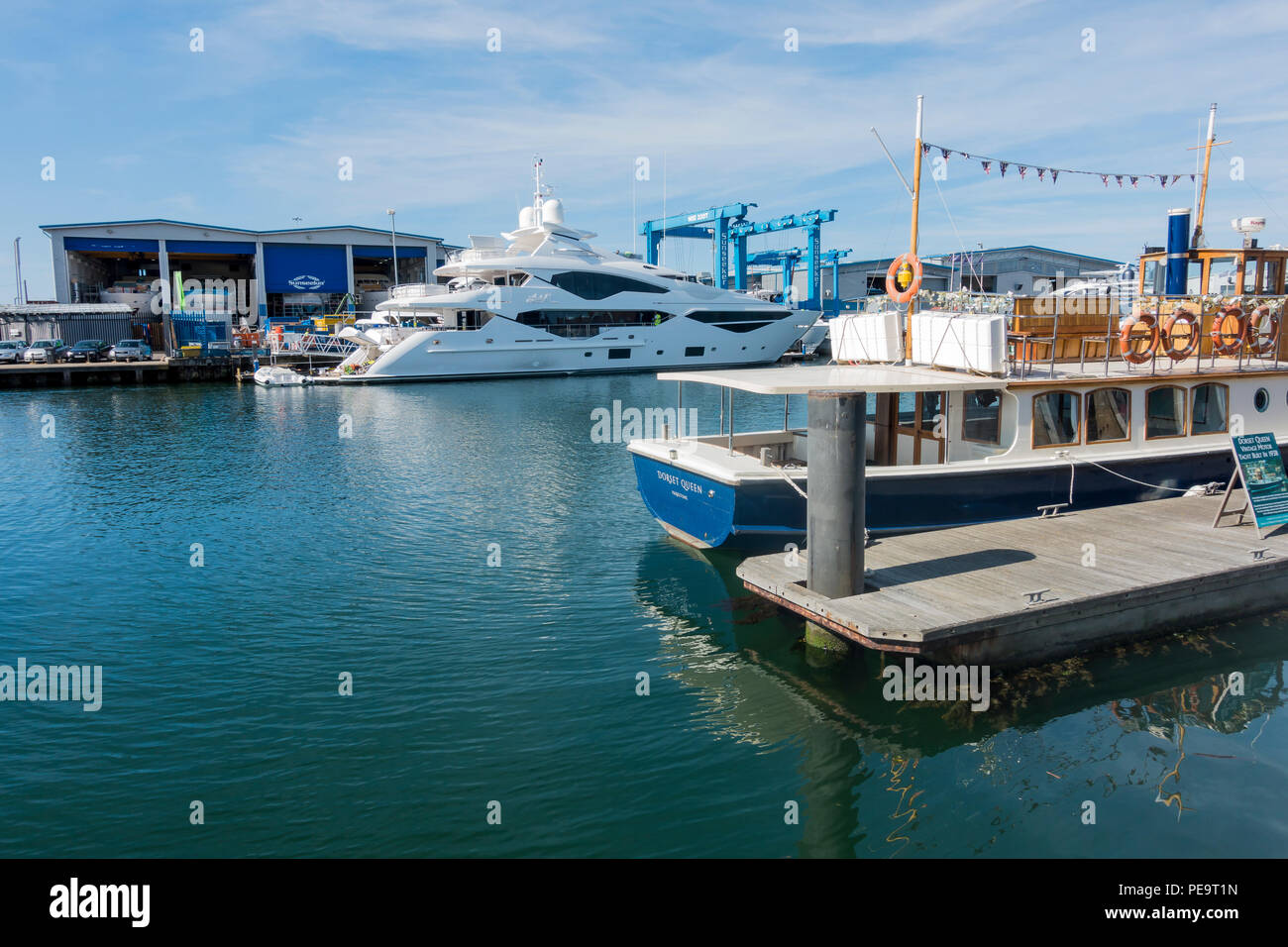 Dorset Königin vintage Charter Yacht und Sunseeker Luxury Motor Yacht in den Hafen von Poole, Dorset, Großbritannien Stockfoto