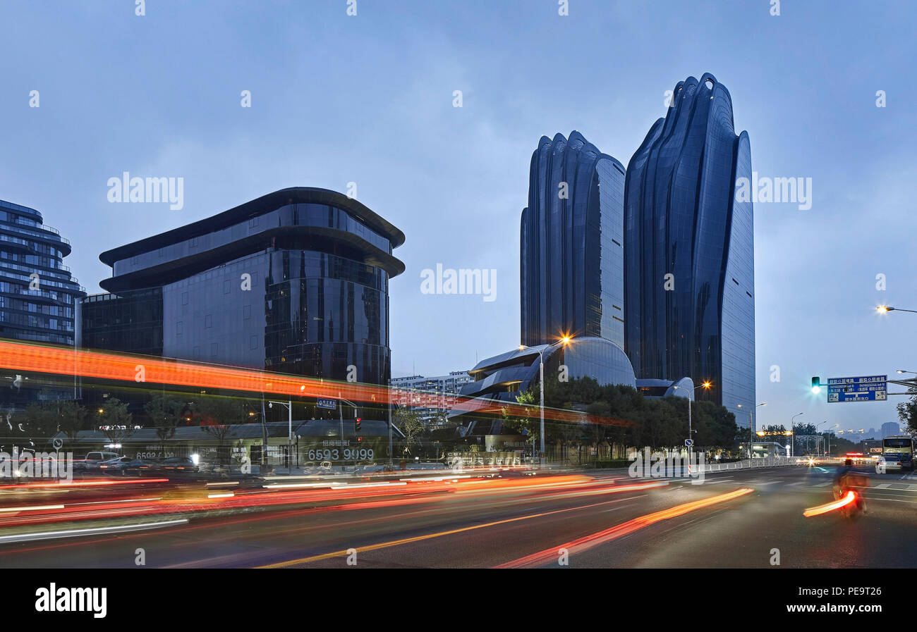 Blick auf die Straße von Peking mit Blick auf Chaoyang Park Plaza. Chaoyang Park Plaza, Peking, China. Architekt: MAD Architekten, 2017. Stockfoto