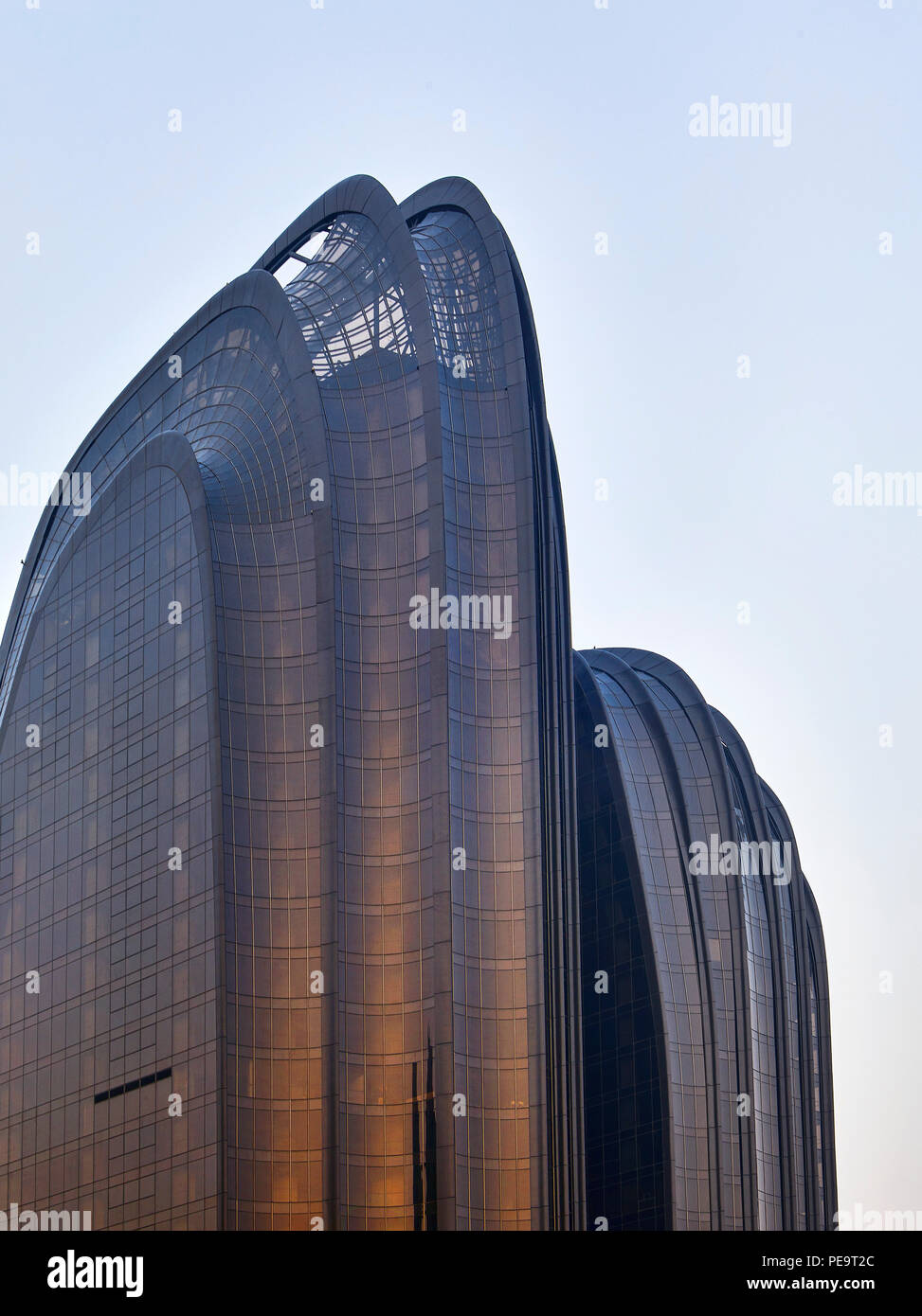 Die Außenfassade. Chaoyang Park Plaza, Peking, China. Architekt: MAD Architekten, 2017. Stockfoto