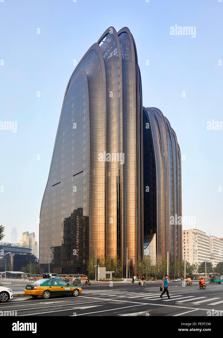 Die Außenfassade mit Blick auf die Straße. Chaoyang Park Plaza, Peking, China. Architekt: MAD Architekten, 2017. Stockfoto
