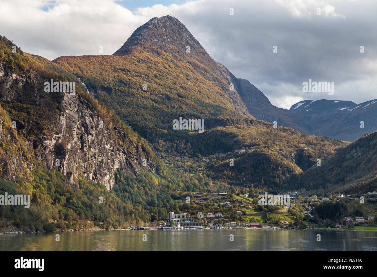 Dorf Geiranger von einer Kreuzfahrt auf dem Geirangerfjord, Mehr og Romsdal, Norwegen gesehen. Stockfoto