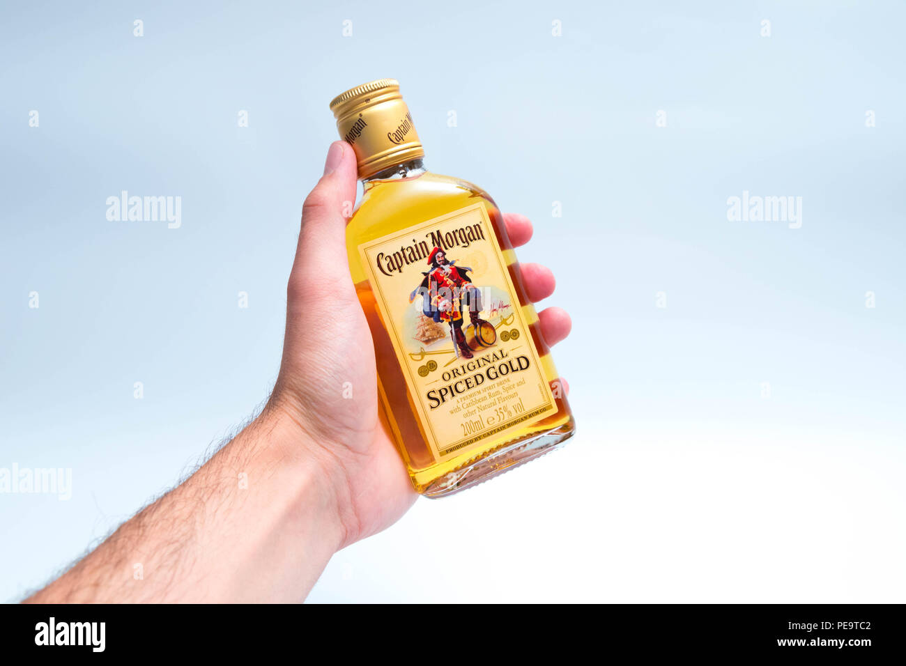 Flachmann Mini Flasche Captain Morgan Spiced Rum Stockfotografie Alamy