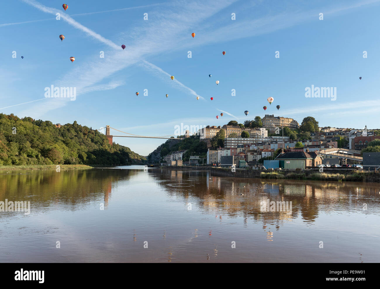 Luftballons Drift über die Clifton Suspension Bridge Während des Bristol Balloon Fiesta, 2018 Stockfoto